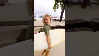 Donating some recently replaced boards to the locals 🏄‍♂️ #sailingfamily #minimalist #surf