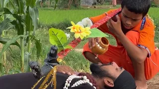 बच्चे ने बाबा को पानी पिलाकर इंसानियत दिखाई 😥🙏 #Emotional #Humanity  #ViralVideo 