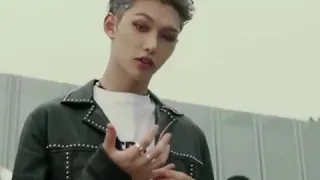 فيليكس عنده انفصام في صوته 