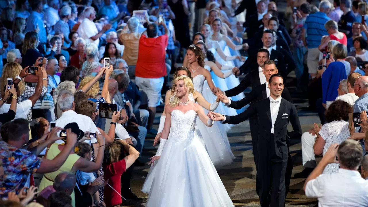 André Rieu & 150 dancers - Lara's Theme & Light Cavalry André Rieu & 150 dancers - Lara's Theme & Light Cavalry