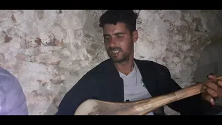 أعز أغنية عندي العين دامعة والقلب جريح مهموم والناس تايها داها الريح في يوم 