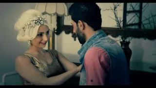 سامع صوت الي بيناديك دندنها