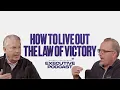 Download Lagu How Leaders Win with the Law of Victory | Maxwell Executive Leadership Podcast + Free 5 Levels Guide