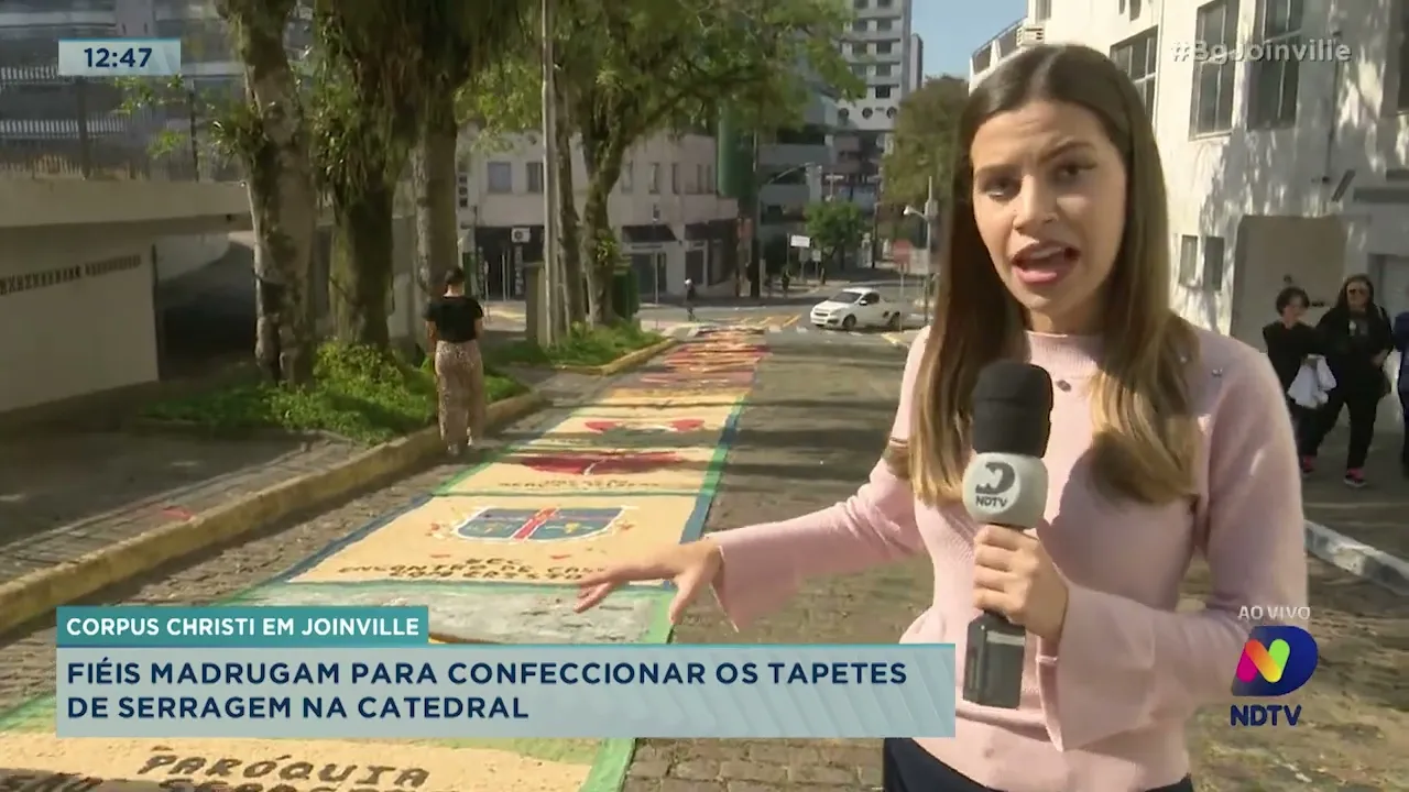 Corpus Christi em Joinville: fiéis madrugam para confeccionar os tapetes de serragem na Catedral