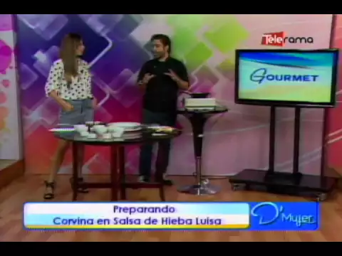 Preparando corvina en salsa de hierba Luisa