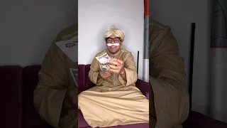 لما حد يطلع فلوس قدامك 