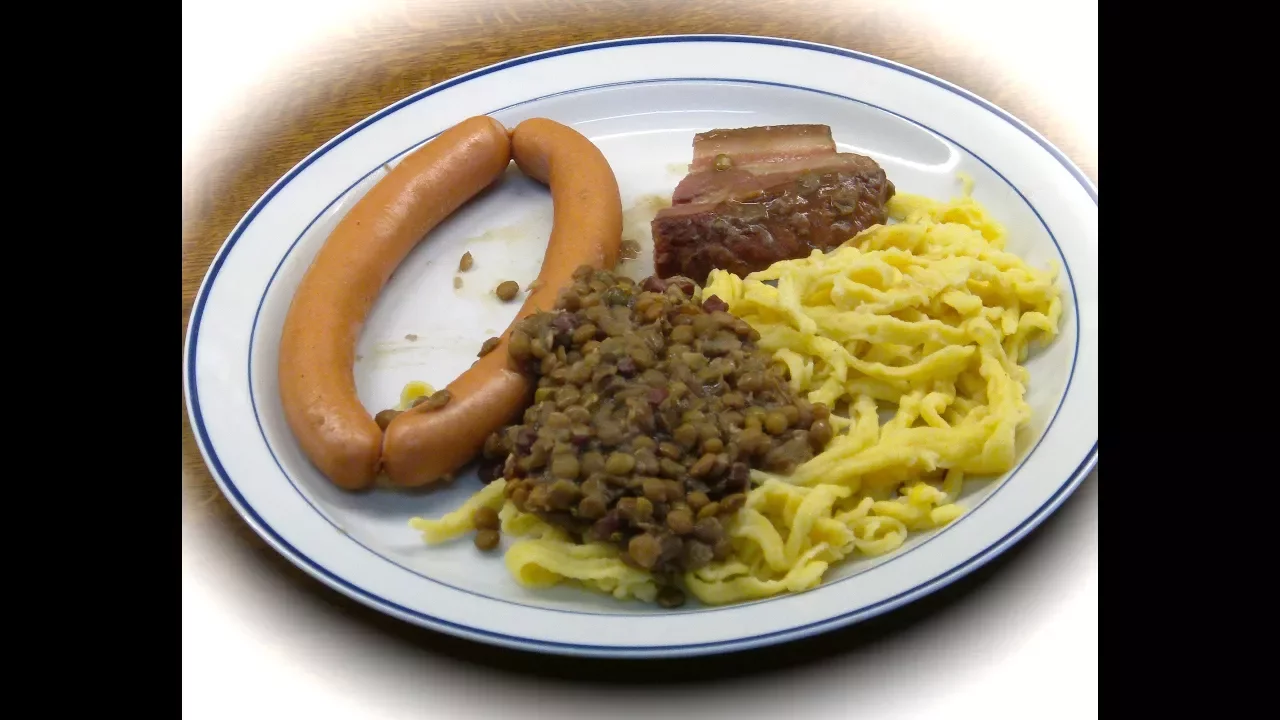 
          
          
          
            
            Linsen mit Spätzle und Saidewürstle
          
        . 