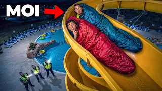 Se Cacher Toute une Nuit Dans un PARC AQUATIQUE !