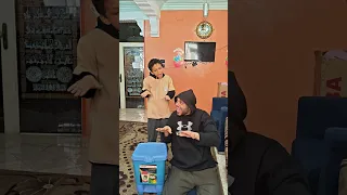 لما امك تقفشك وانت نازل     دندنها