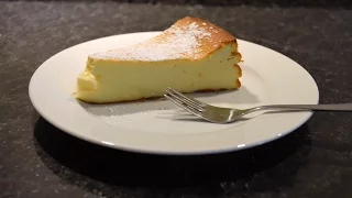 Dieser traditionelle Käsekuchen mit Grieß ist super einfach, denn man braucht nur einen Teig und kei. 