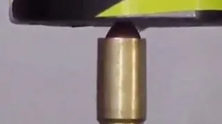 شاهد لحظة انفجار طلقة المسدس 