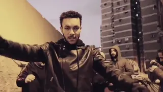 ويجز لابس كمامه 