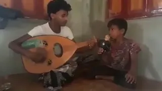 ولدصغير يغني اغنيه محمد مشعجل اسمر مع الهاجس دندنها