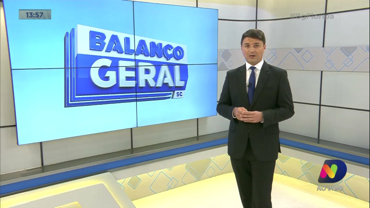 Escola de samba Consulado comemora 45 anos