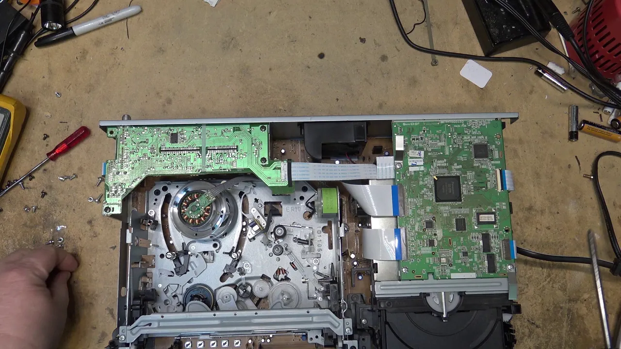 Toshiba D-VR7 VCR   DVD Recorder eats tape.   Can I save this one from the dumpster?   Lets Find Out