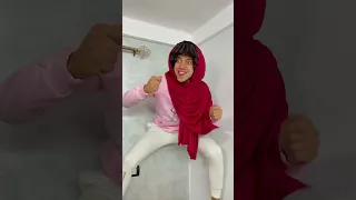 لما أختك تشوف صرصار ويطلع بيطير  لما أختك تشوف صرصار ويطلع بيطير