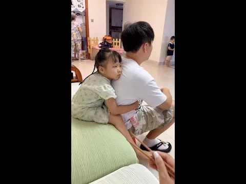 万万没想到，爸爸的贴心小棉袄竟然可以睁一只眼闭一只眼，也可以当作没看到😂 #喜爱度激励计划 #快成长计划 #潮流生活成长之星 #亲子满级挑战赛