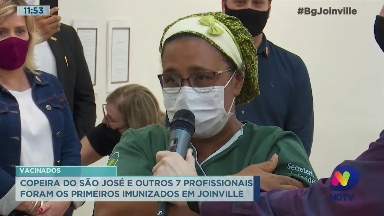 Vacinados: Copeira do São José e outros sete profissionais foram primeiros imunizados em Joinville