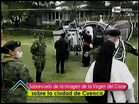 Sobrevuelo de la imagen de la virgen del Cisne sobre la ciudad de Cuenca