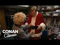 Lagu Conan wordt een warenhuis-kerstman | Late Night met Conan O'Brien