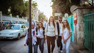 جلالة الملكة رانيا العبدالله وسمو الأميرة إيمان بنت عبدالله خلال جولة بشارع الرينبو 