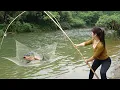 The Girl Fishing Alone on Rivers and Lakes, Traditional Fishing Catch a Lots of Fish