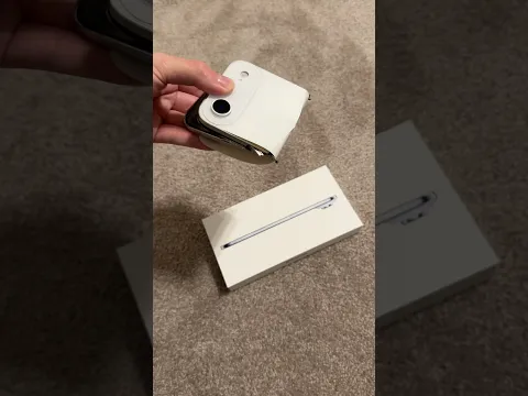 Bending iPhone Air at the Apple Store 📱🤏