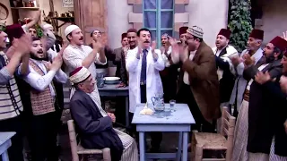 الزعيم قاعد بأرض ديار و بدو يفطر فول من عند عزو الله يطول بعمرك يا كبير الشام 