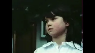 اخيرا  حل اللغز    البنت الي في تتر برنامج نادي السينما المشهد بالكامل دندنها