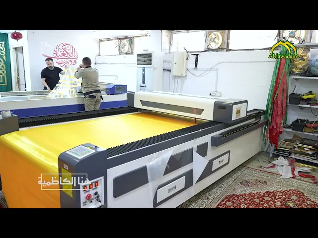 ⁣خياطة الرايات والأعلام السوداء استعدادًا لذكرى استشهاد الإمام محمد بن علي الجواد (عليه السلام)
