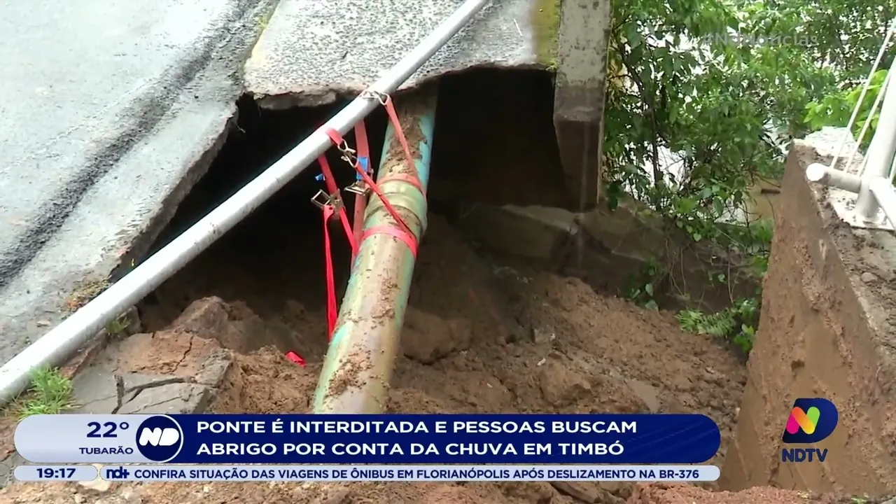 Ponte é interditada e pessoas buscam abrigo por conta da chuva em Timbó