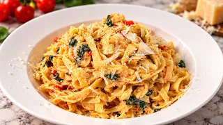 Doar pune totul intr-o tigaie! si in 15 minute cina e gata! Paste cremoase cu spanac si rosii cherry