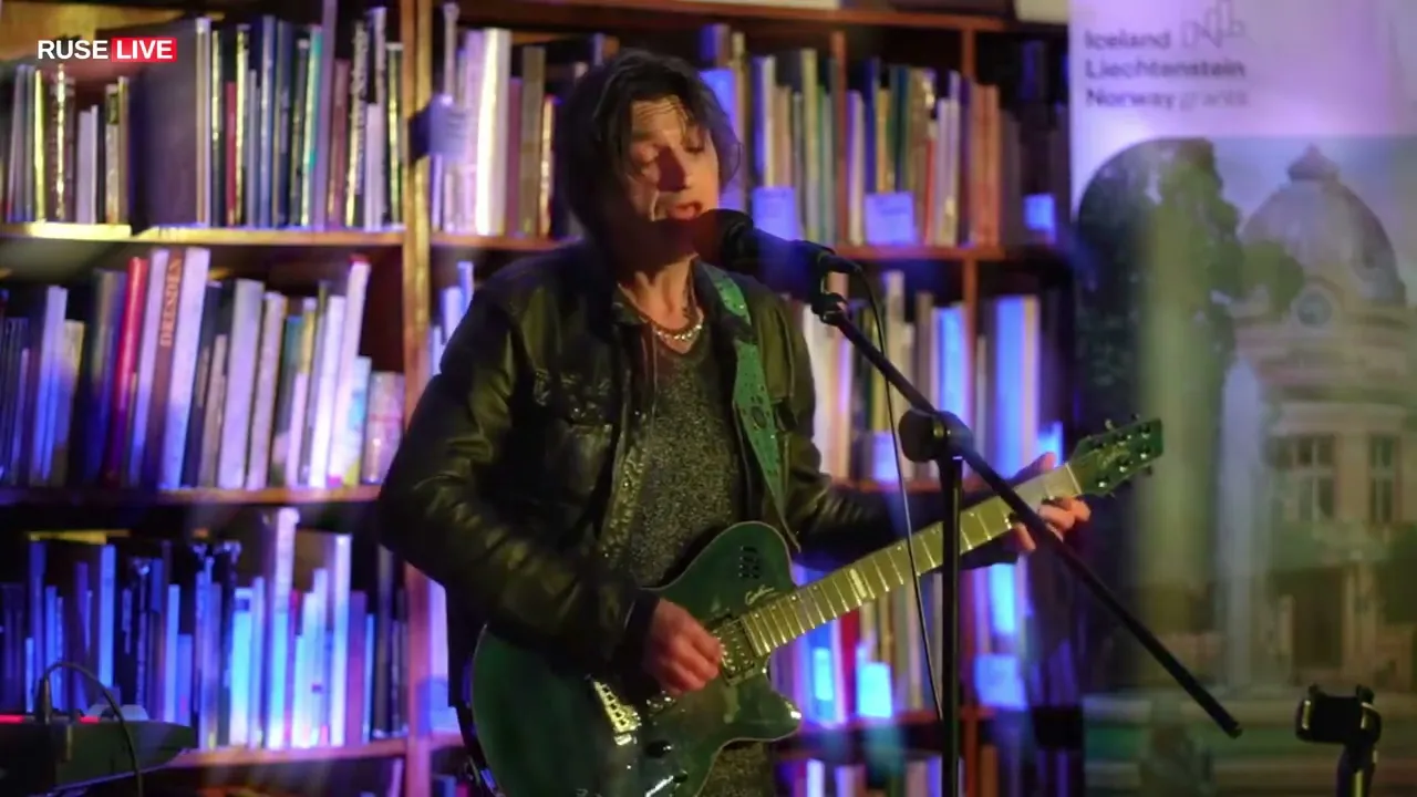 MOM.CHILL - Here Comes the Rain Again - Eurythmics cover