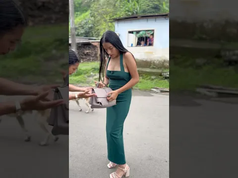 Se pone el vestido de su tía