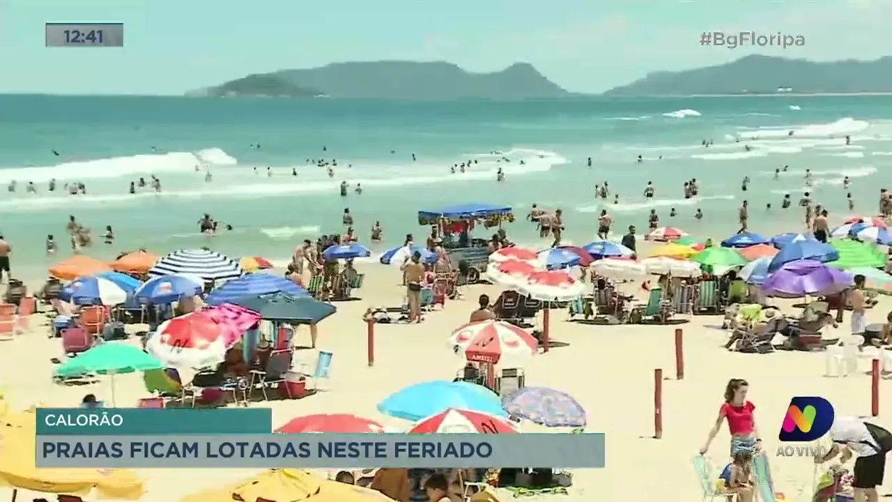 Feriado lota praias em Florianópolis