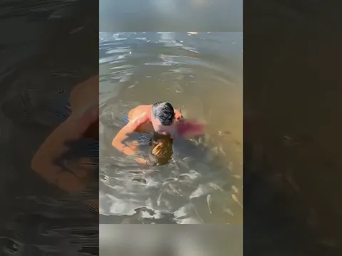 رجل أنقذ آلاف الأسماك الصغيرة… وبعد سنوات حدث شيء صادم! 🐟😱