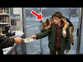 Lagu Dakloze tiener geeft zijn laatste 10 dollar uit aan een gewonde hond maar wat hij ervoor terugkrijgt