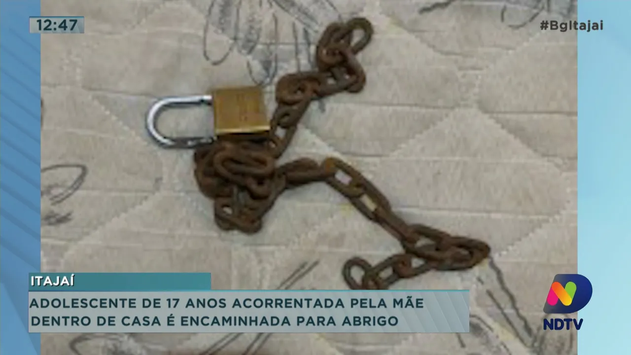 Adolescente de 17 anos acorrentada pela mãe dentro de casa é encaminhada para abrigo