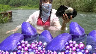 🌈💜🌈The girl stares in awe as she spots bright pearls hidden inside the huge river mussel nearby