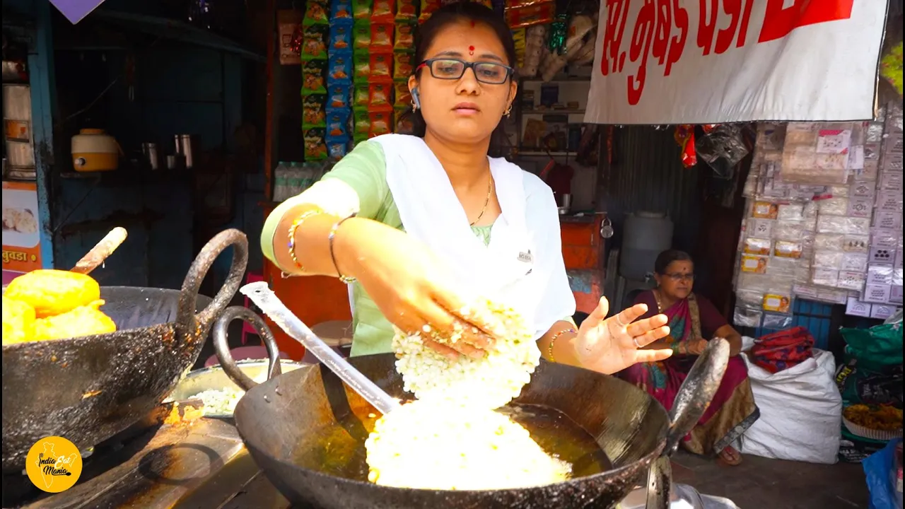 Kolhapur Madhura Didi Selling Biggest Sabudana Vada Rs. 15/- Only l Kolhapur Street Food