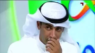 محلل الكأس دموعه تنهمر فرحا  بفوز شقيقه البطل فهد الديحاني بالميدالية الذهبية في          دندنها