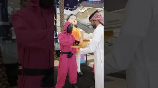 لحظة استقبال حراس لعبة الحب ار في السعودية لعبة الحبار 