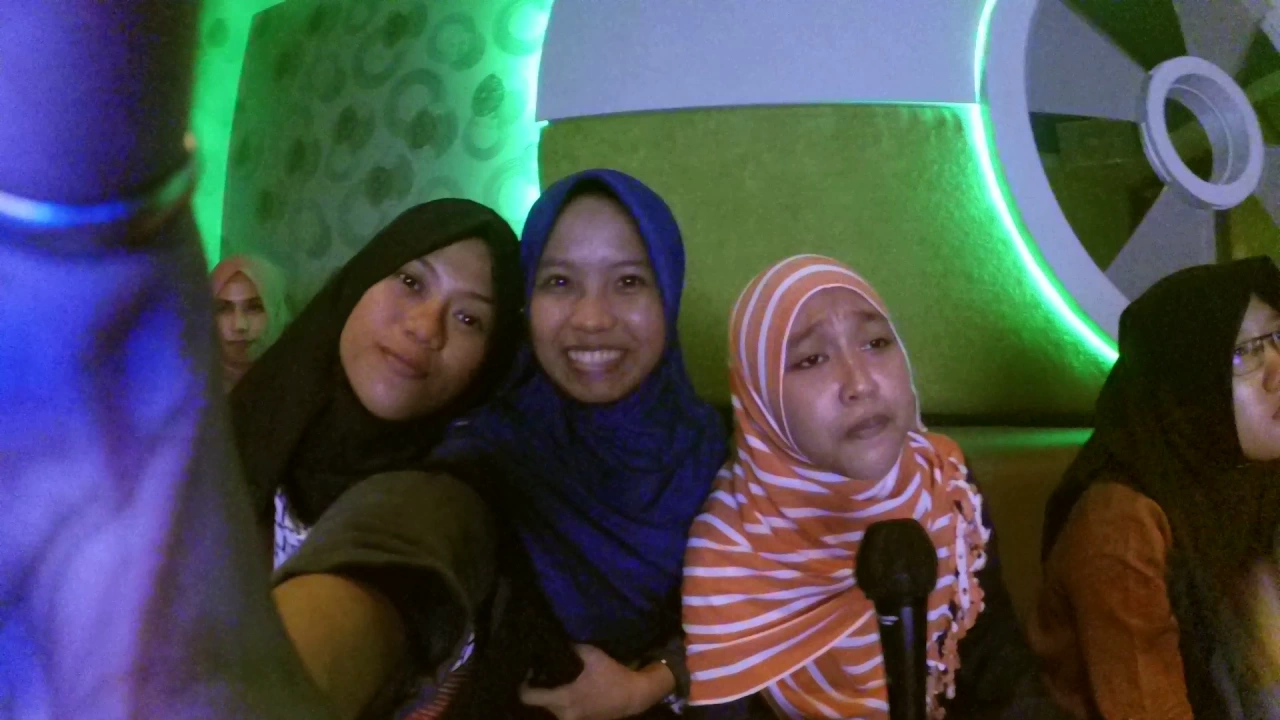 Keseruan di inul vizta karaoke