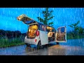Kamperen in een kleine camper in de zware regen die maar blijft vallen
