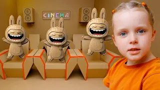 Cuộc Phiêu Lưu Rạp Chiếu Phim Bằng Bìa Cáctông! Trẻ Em Học Quy Tắc An Toàn Trong Rạp Chiếu Phim! 🍿🎟️