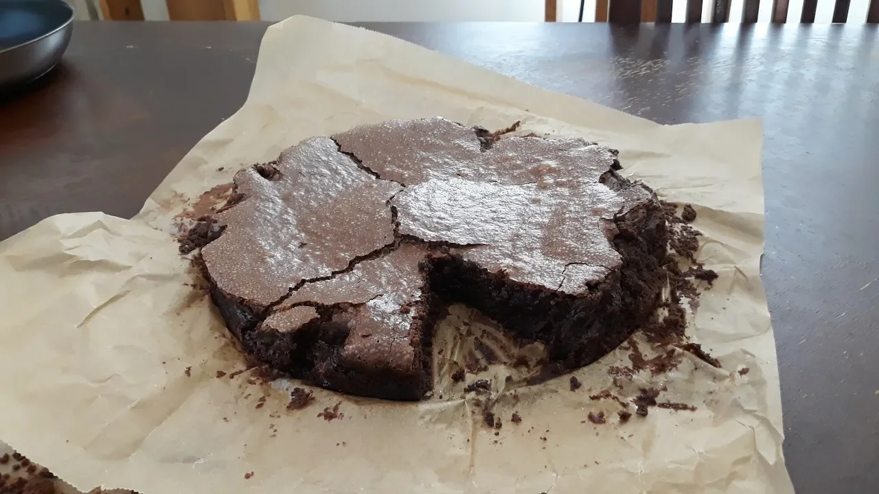 BROWNIE-JÄÄTELÖKUPIT | LEIVOTAAN. 