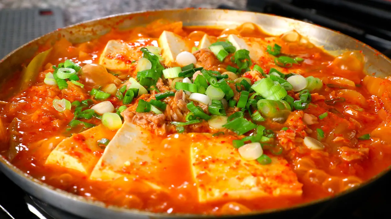Kimchi stew with tuna (Chamchi-kimchi-jjigae: )