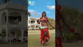 hot desi bhabhi navel bite desi beauty in green saree exposing hot navel and bellybutton