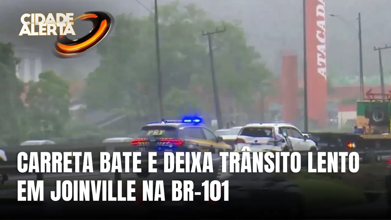 Trânsito lento em Joinville após colisão de carreta na BR-101