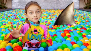 Cuộc Phiêu Lưu Hài Hước Về Cá Mập Trong Bể Bơi! 🦈🏊‍♂️💥